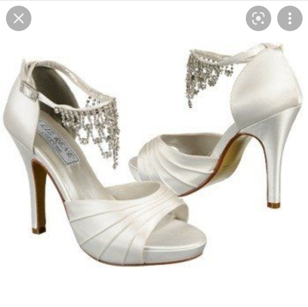 Benjamin Walk satin dress sandal. Unworn size 11